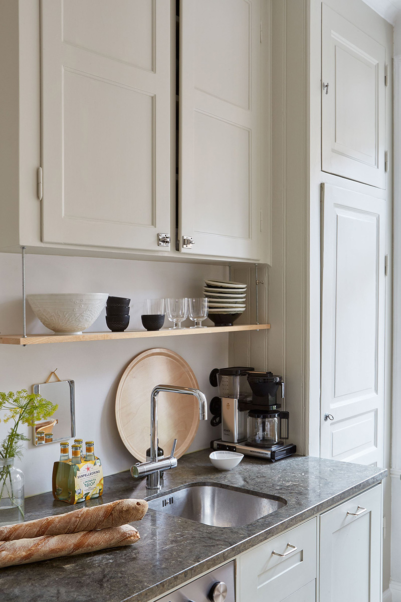 Un appartement suédois avec de bonnes idées gain de place // Des placards de cuisine jusqu'au plafond