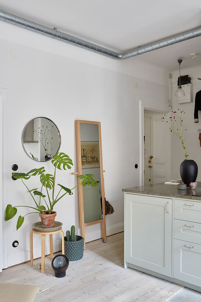 Un appartement suédois avec de bonnes idées gain de place // Une cuisine qui utilise judicieusement l'angle et une partie du couloir