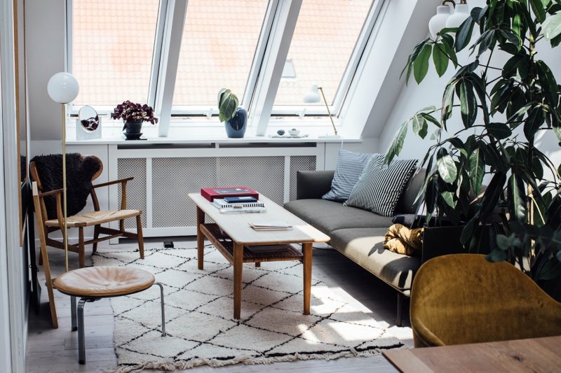 L'appartement de Line Borella à Copenhague, aménagé dans des combles - On notera les belles fenêtres de toit