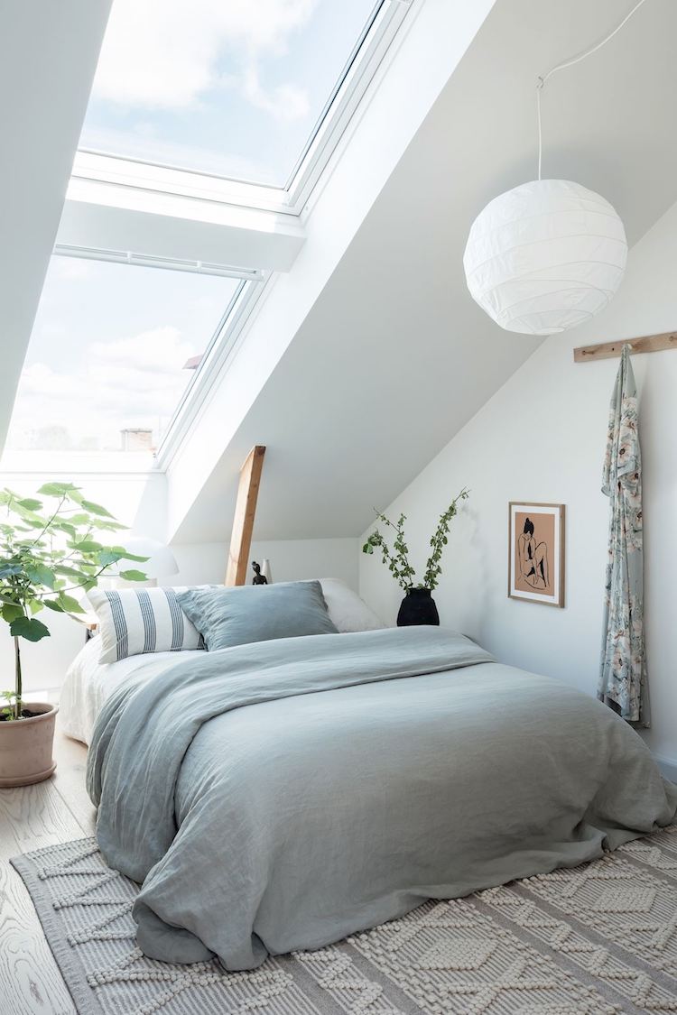 Un appartement sous les combles à l'ambiance scandinave actuelle - Belle chambre avec une grande fenêtre de toit