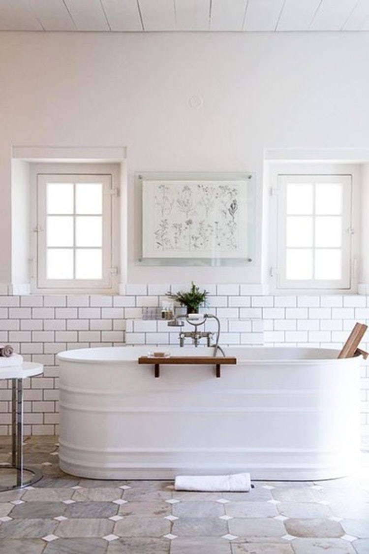 Salle de bains rustique moderne avec un très beau modèle de baignoire îlot au look d'ancien baquet