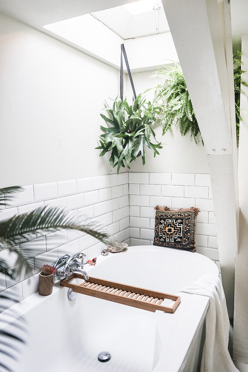 Comme une envie d'une baignoire îlot ou semi-îlot // Une baignoire semi-îlot sous fenêtre de toit avec plantes vertes