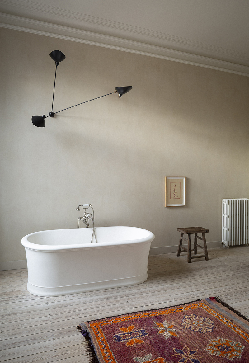 Ambiance minimaliste wabi sabi pour cette salle de bain avec baignoire îlot design