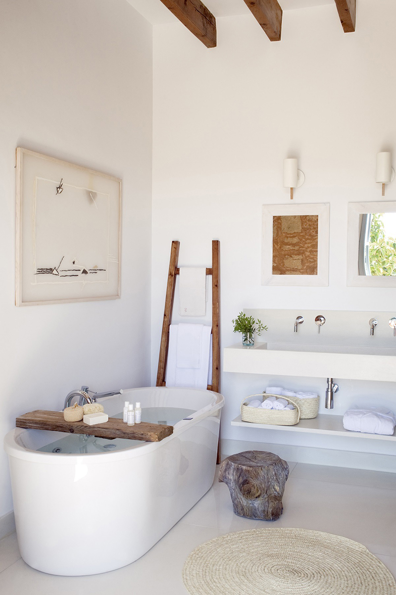 Ambiance zen et ethnique pour cette salle de bains et sa belle baignoire îlot