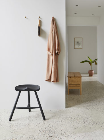 Vers un intérieur plus minimaliste // Catalogue de la marque minimaliste Form and Refine - Photo : Helle Herman Mortensen