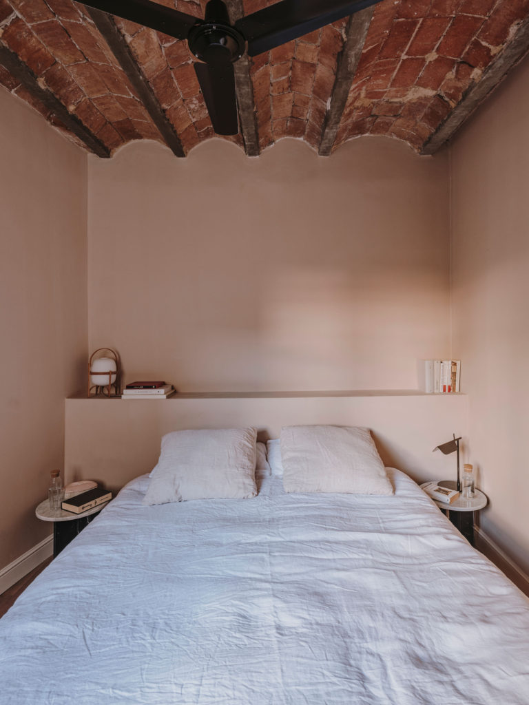 Petite chambre étroite dans des tonalités nude // Projet Narci Oller à Barcelone par le studio Conti, Cert 