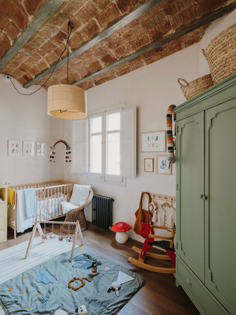 Adorable chambre de bébé vintage moderne // Projet Narci Oller à Barcelone par le studio Conti, Cert 