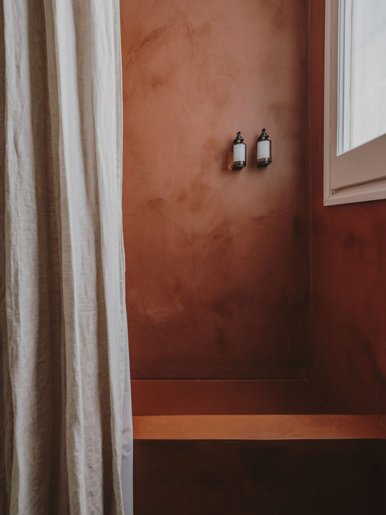 Salle de bains en béton ciré dans une teinte terracotta // Projet Narci Oller à Barcelone par le studio Conti, Cert 