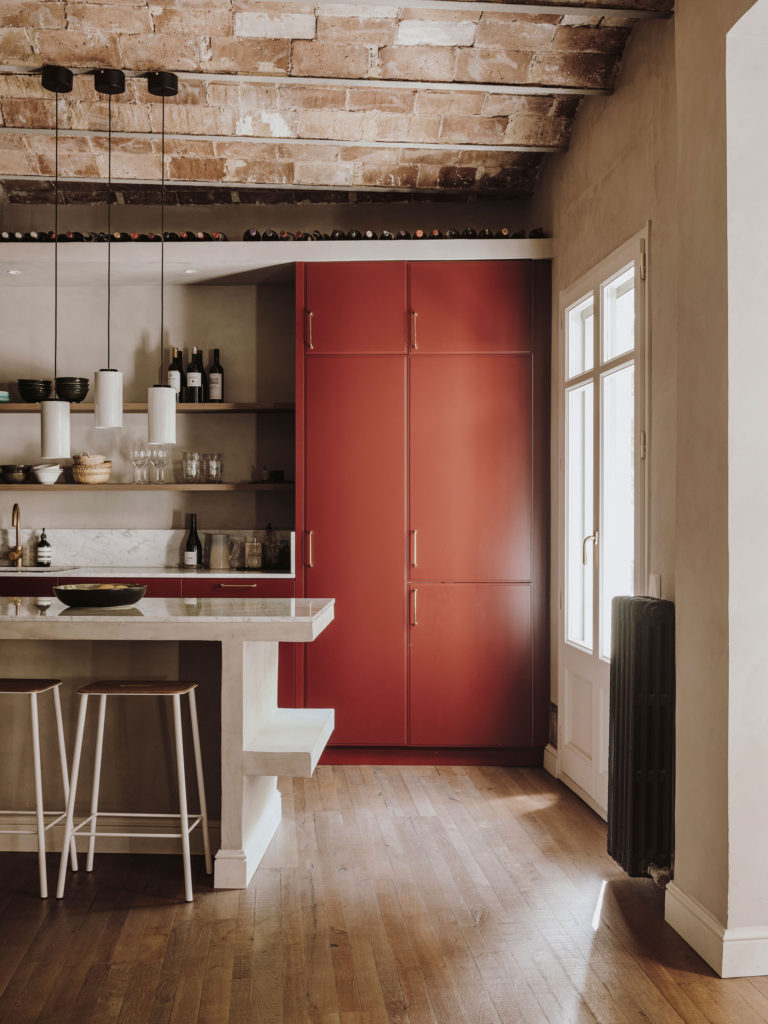 Placard laqué rouge, chêne et marbre pour cette cuisine // Projet Narci Oller à Barcelone par le studio Conti, Cert 