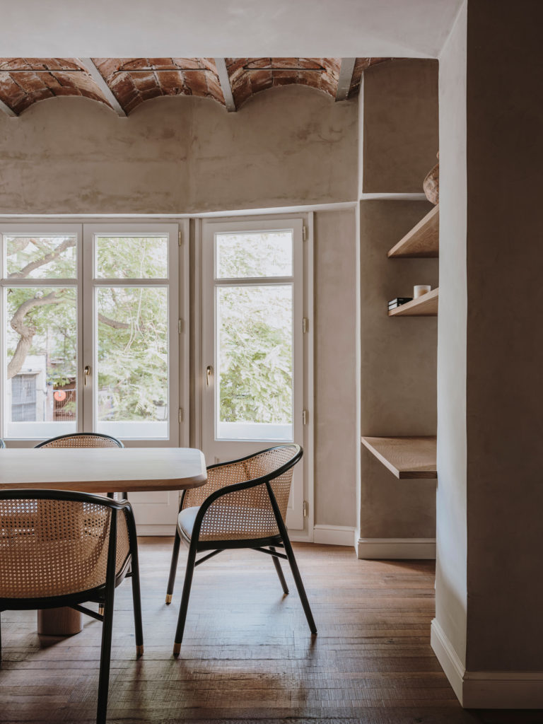 Salle à manger avec des fauteuils de table en cannage pour un décor minimaliste slow design // Projet Narci Oller à Barcelone par le studio Conti, Cert 