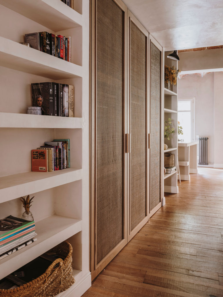 Placard dressing en bois et rotin // Projet Narci Oller à Barcelone par le studio Conti, Cert 