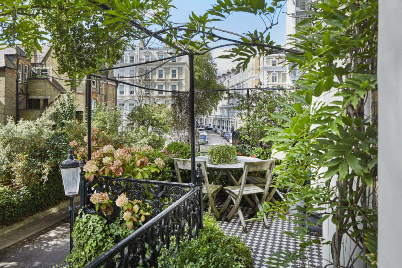 Balcon verdoyant donnant sur une rue de Kensington à Londres