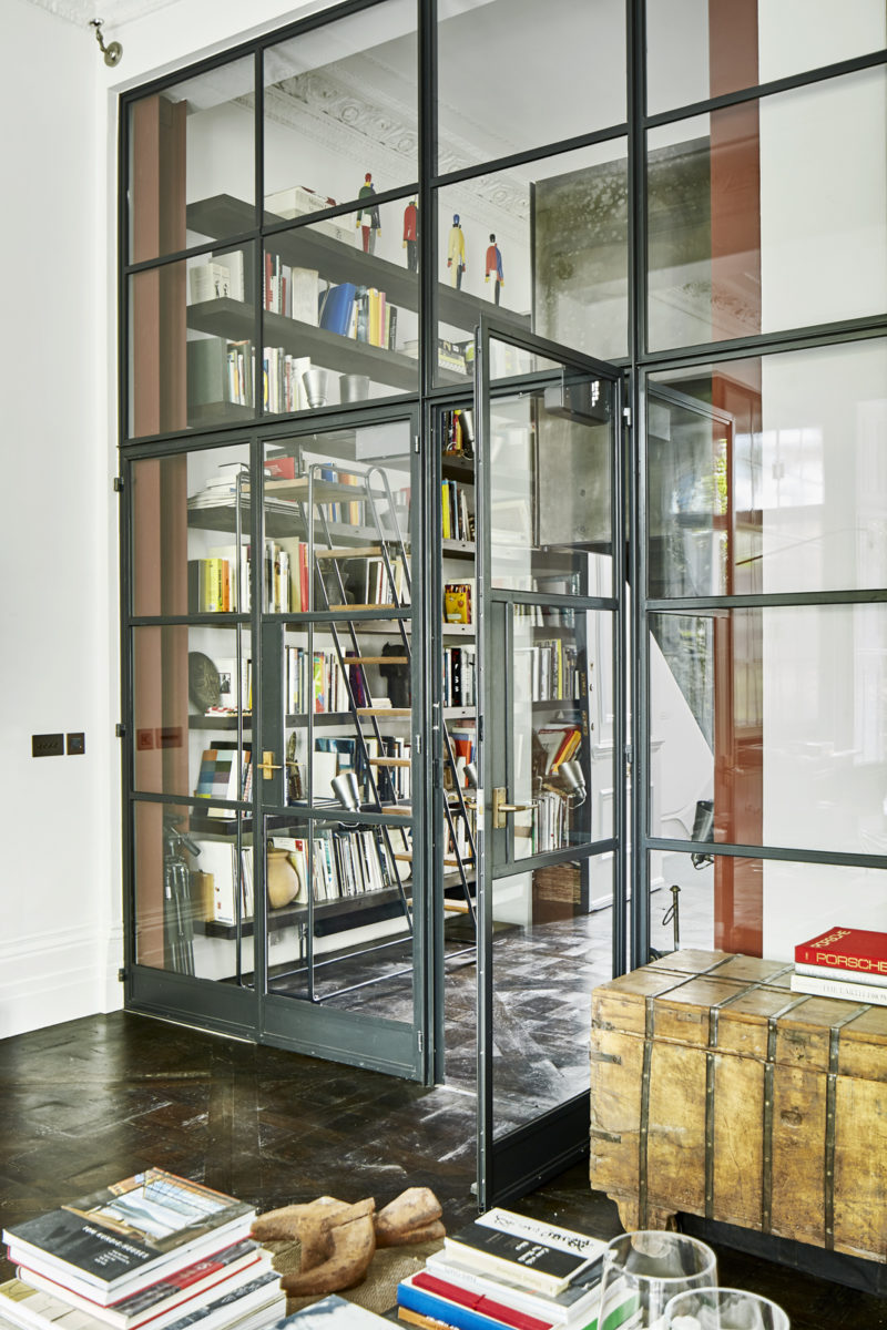 Verrière atelier // Un duplex au décor éclectique et stylé dans une ancienne salle de bal à Londres