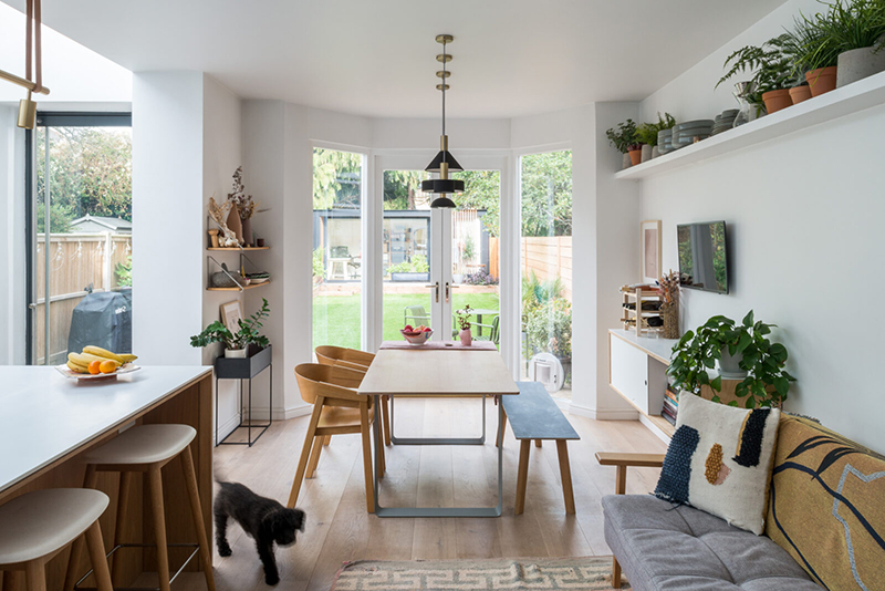 Une maison londonienne à l'intérieur familiale et design // On notera la belle extension sur le jardin avec ses fenêtres de toit qui font puits de lumière