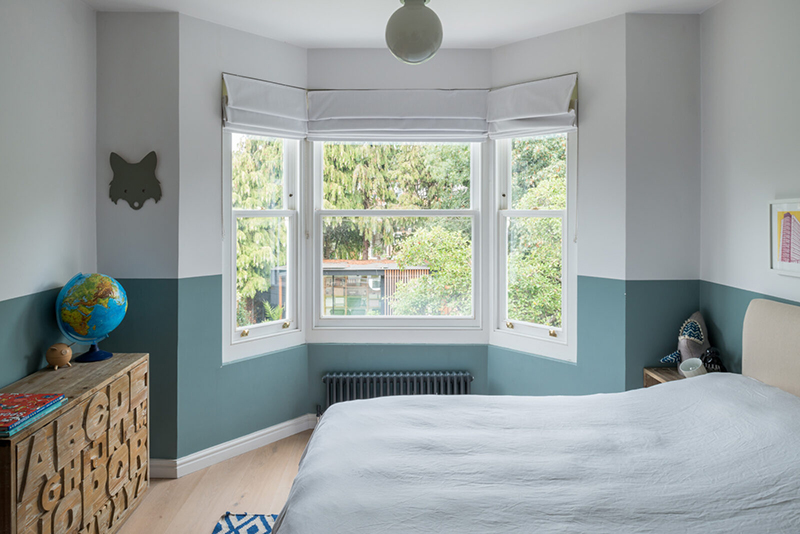 Une maison londonienne à l'intérieur familiale et design // On notera l'idée simple de créer un soubassement en peinture dans cet chambre d'enfant