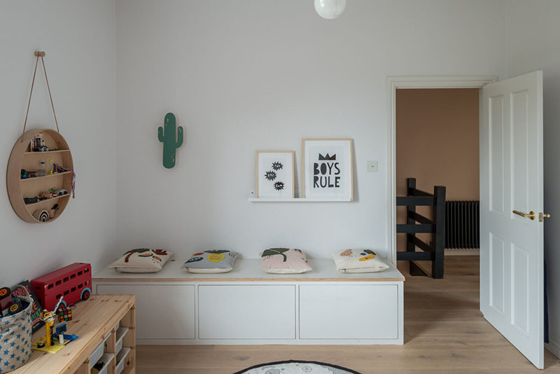 Une maison londonienne à l'intérieur familiale et design // On notera les rangements Ikea et les objets design de la marque Ferm Living