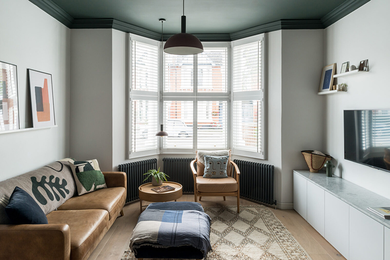 Une maison londonienne à l'intérieur familiale et design // On notera le plafond peint en noir