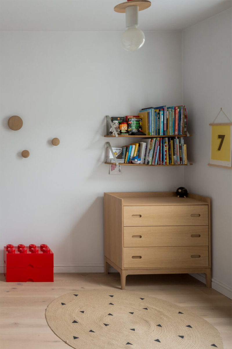 Une maison londonienne à l'intérieur familiale et design // On notera le choix d'un mobilier et accessoire en chêne pour répondre au parquet