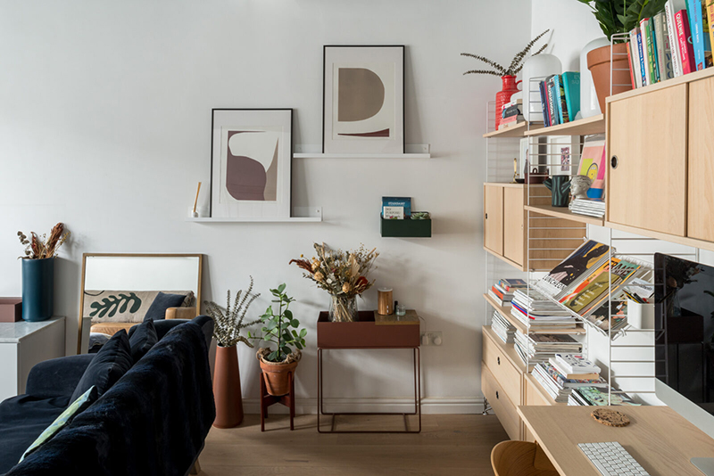 Une maison londonienne à l'intérieur familiale et design // On notera la combinaison de caissons et étagères String