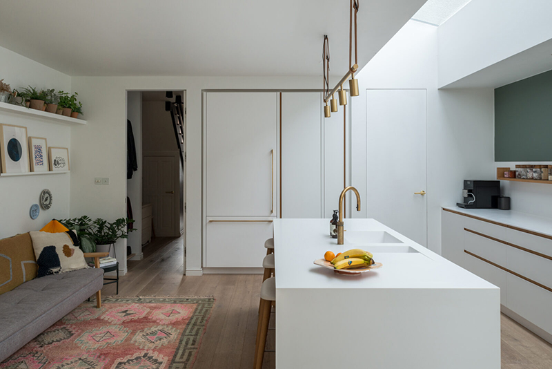 Une maison londonienne à l'intérieur familiale et design // On notera le puit de lumière qui éclaire naturellement la cuisine minimaliste