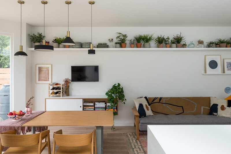 Une maison londonienne à l'intérieur familiale et design // On notera l'étagère filaire tout le long du murs pour poser des plantes