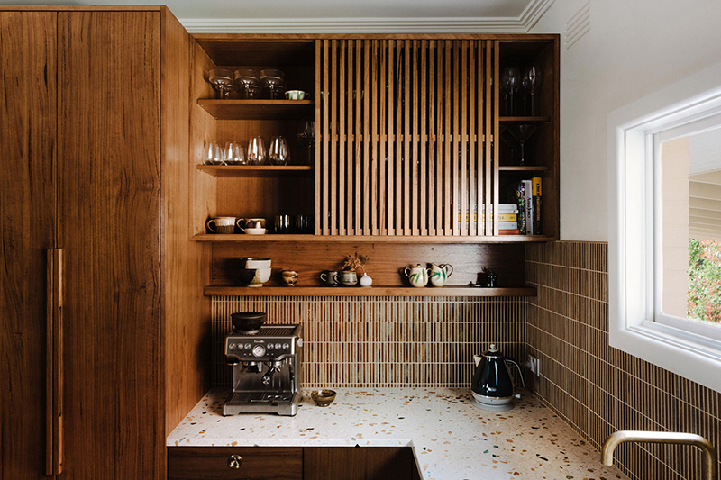 Une cuisine vintage à l'esprit seventies avec sa crédence mosaïque marron // Architecte : MRTN - Projet : Good life house