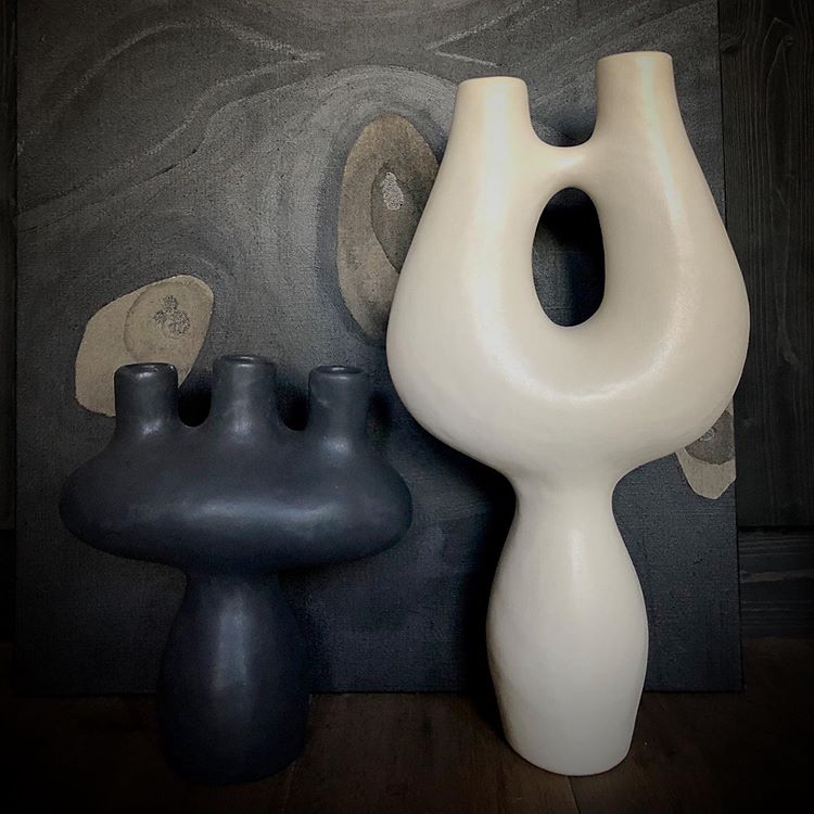 Vases de la céramiste Simone Bodmer Turner // Instagram @maison_hand_fr
