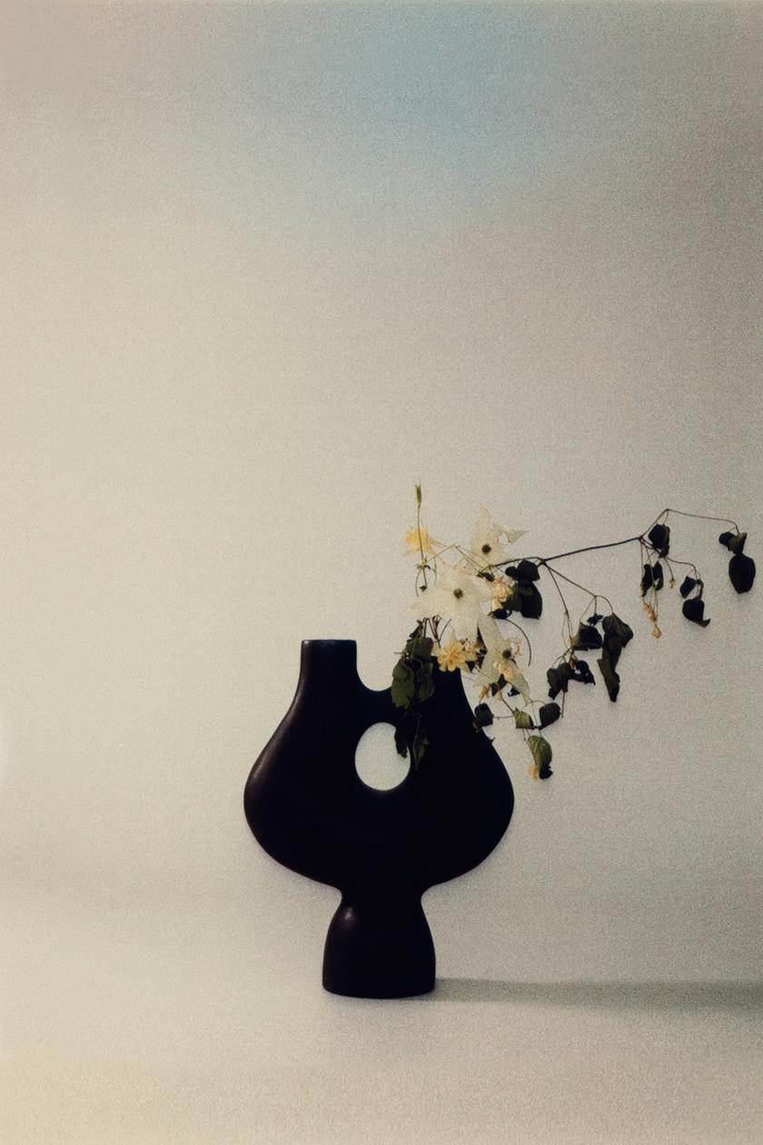 Vases de la céramiste Simone Bodmer Turner // Petite bridge handled vessel black