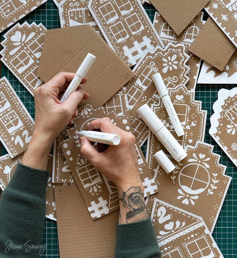 Calendrier de l'avent - Maisons en carton décorées aux feutres blancs DIY par @jesussauvage