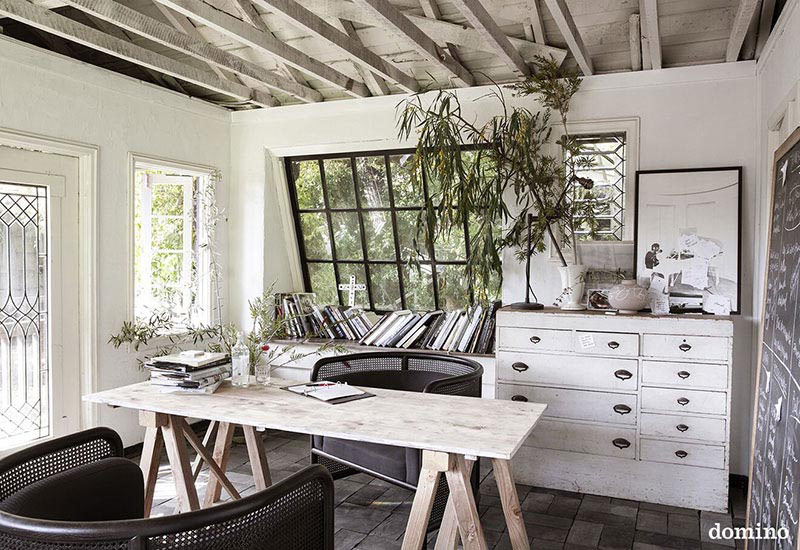 Une maison au style rustique à Rustic Canyon, Los Angeles, stylée par Leanne Ford // Le coin bureau