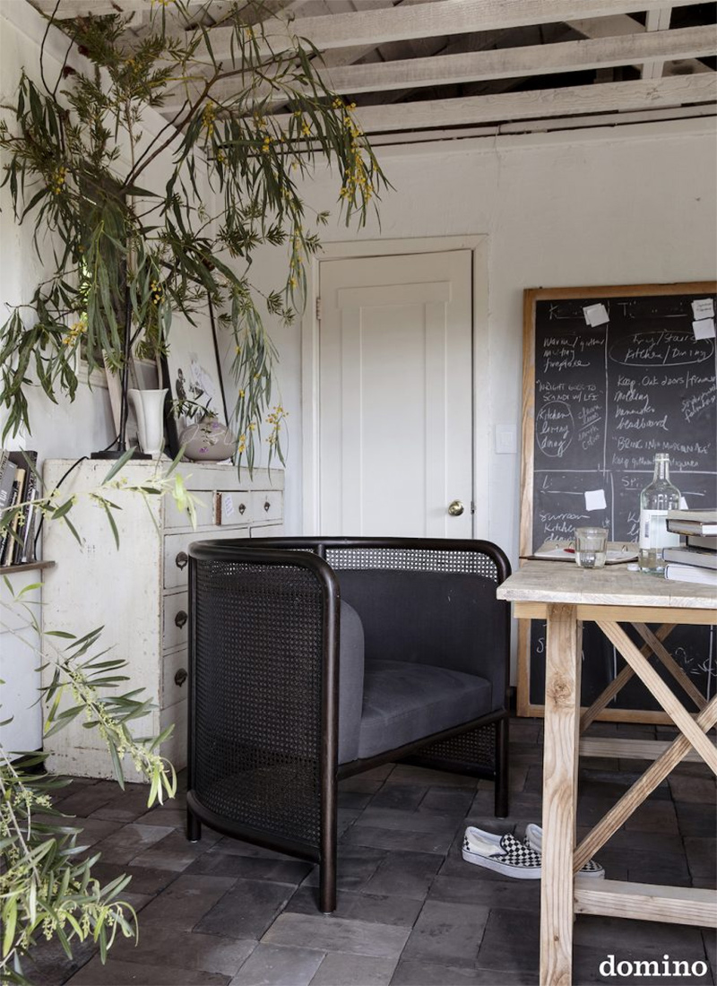 Une maison au style rustique à Rustic Canyon, Los Angeles, stylée par Leanne Ford // Une cuisine moderne rustique