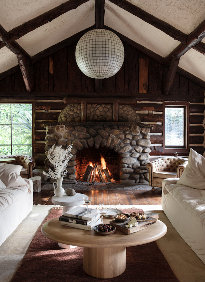 Une maison au style rustique à Rustic Canyon, Los Angeles, stylée par Leanne Ford // Ambiance rustique et design