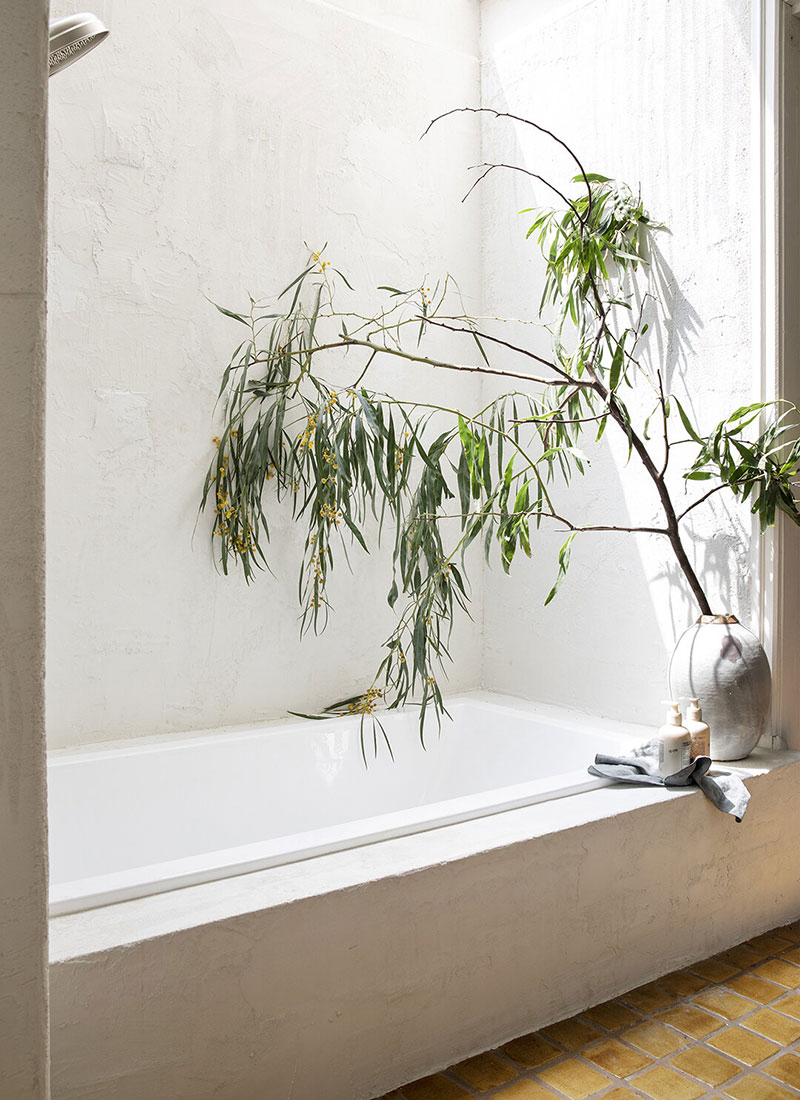 Une maison au style rustique à Rustic Canyon, Los Angeles, stylée par Leanne Ford // Salle de bains relookée avec du béton ciré