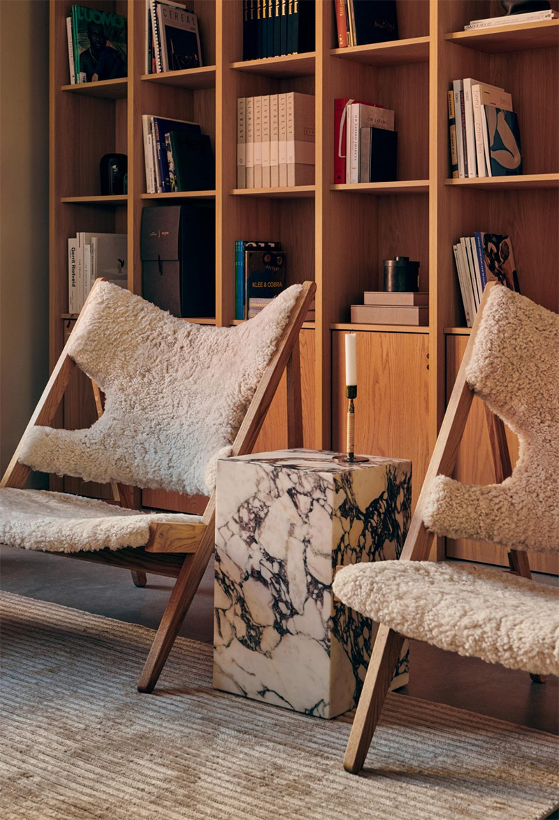 Knitting Lounge Chair, Sheepskin, design : Kofod-Larsen et Plinth Tall, design : Norm Architects