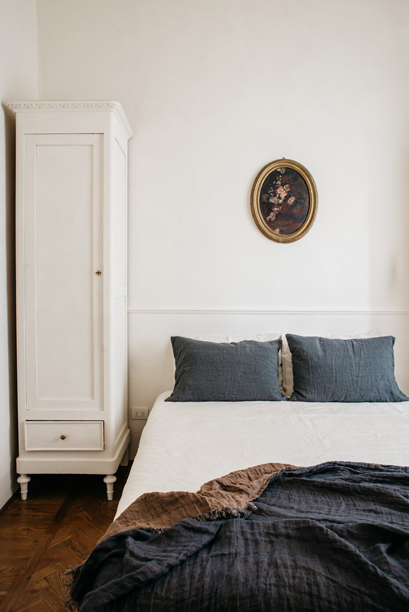 Valdirose en Toscane, une chambre d'hôtes slow // Chambre avec son mobilier de brocante et linge de lit en lin lavé