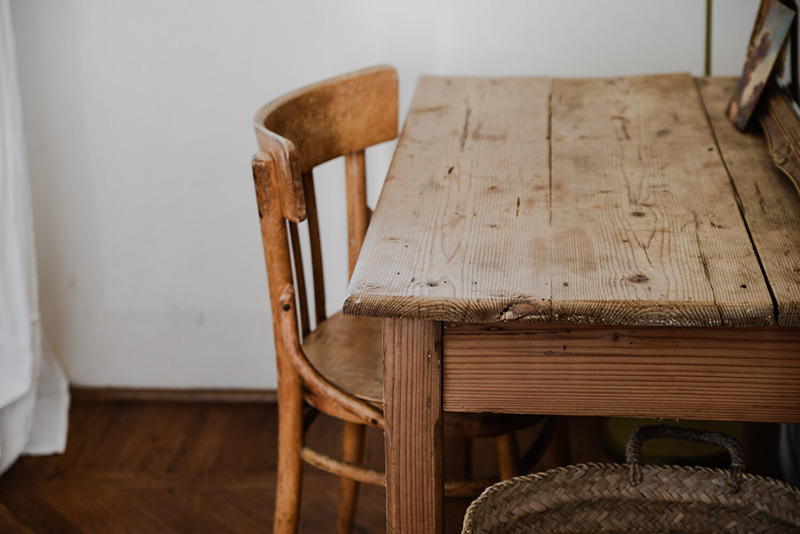 Valdirose en Toscane, une chambre d'hôtes slow // table en bois de brocante