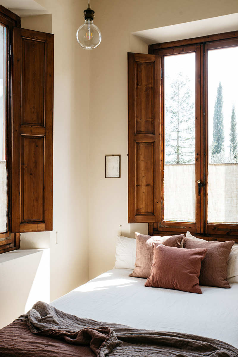 Valdirose en Toscane, une chambre d'hôtes slow // Chambre avec des fenêtre et volets intérieur en bois