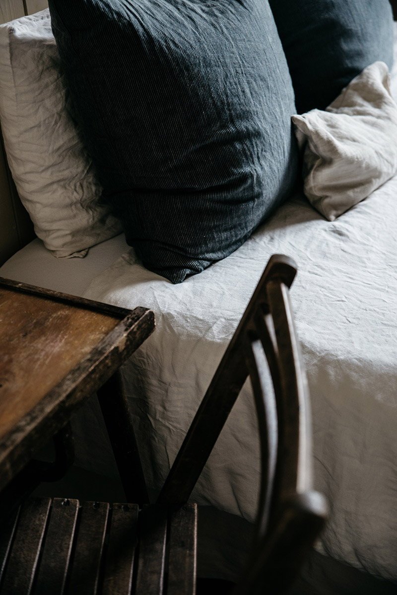 Valdirose en Toscane, une chambre d'hôtes slow // Chambre avec son mobilier de brocante et linge de lit en lin lavé