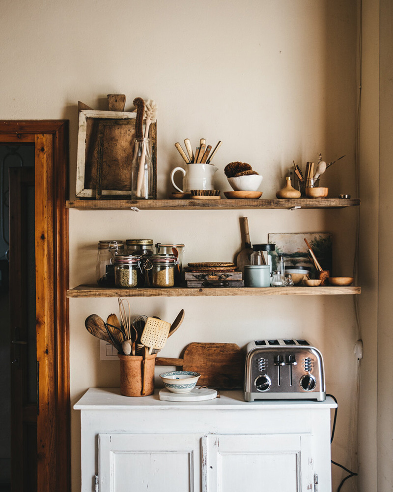 Valdirose en Toscane, une chambre d'hôtes slow // Coin cuisine avec étagères en bois brut et buffet ancien