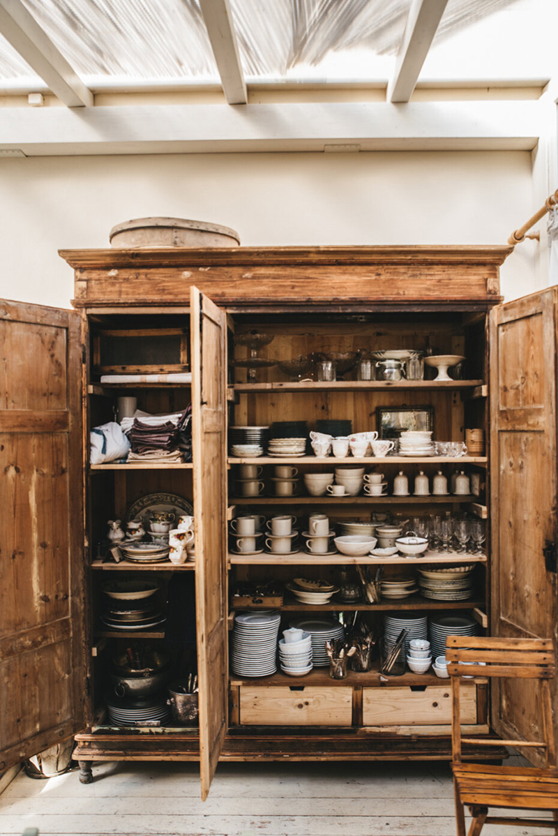 Valdirose en Toscane, une chambre d'hôtes slow // Vaisselier ancien et vaisselles anciennes ou artisanales