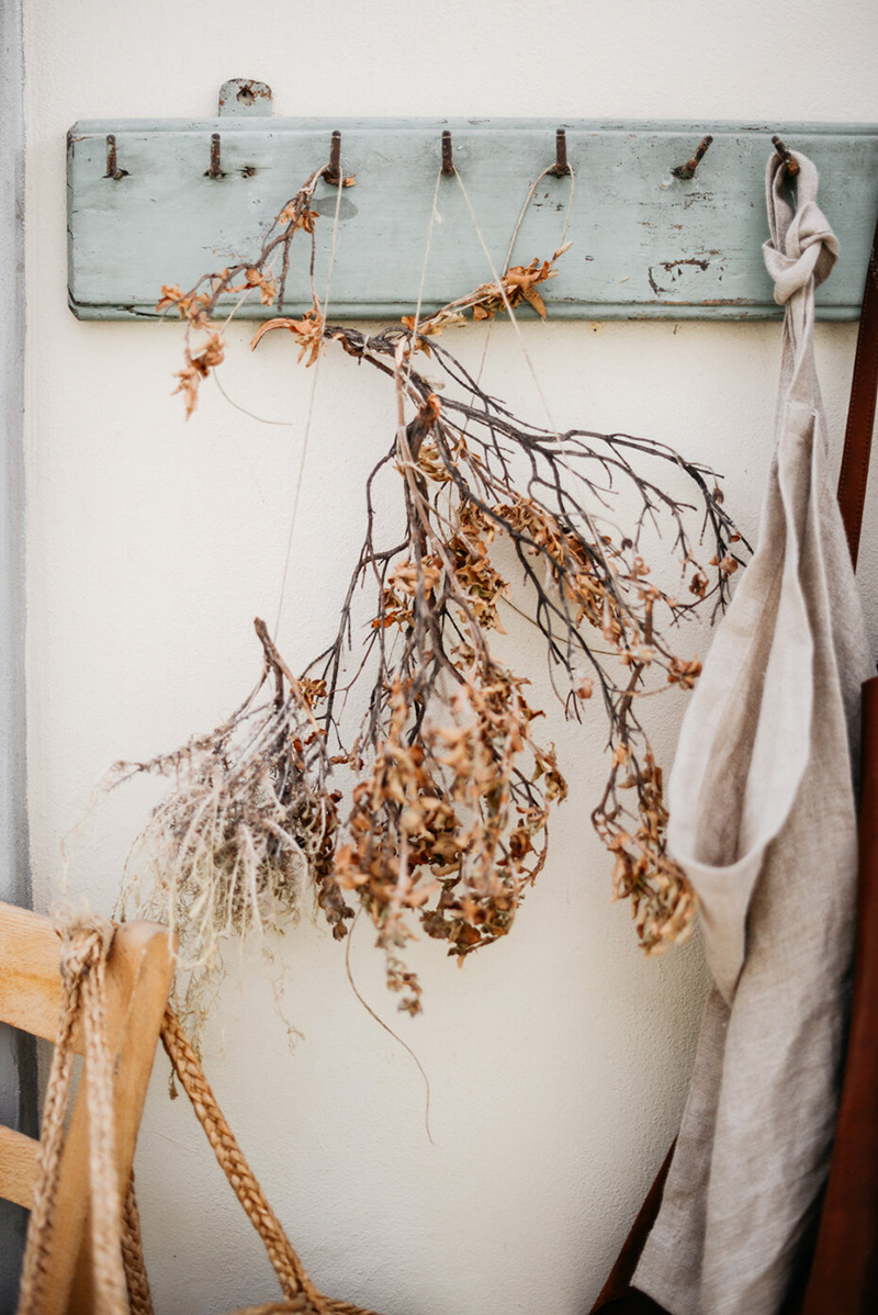 Valdirose en Toscane, une chambre d'hôtes slow // Esprit nature avec ce décor avec une branche de feuilles séchées