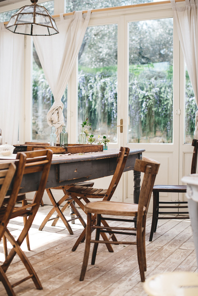 Valdirose en Toscane, une chambre d'hôtes slow // Véranda avec plancher bois et mobilier de brocante