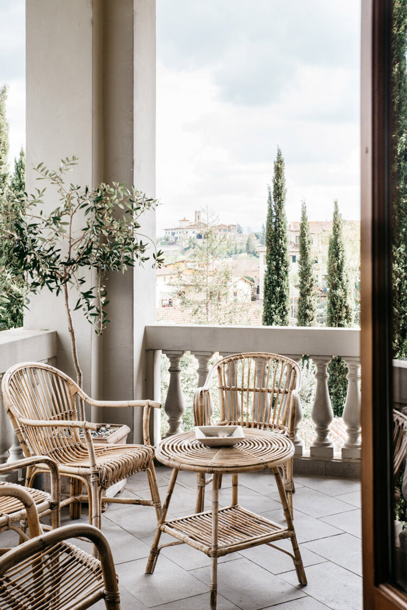 Valdirose en Toscane, une chambre d'hôtes slow // Terrasse donnant sur la campagne environnante et son mobilier en rotin