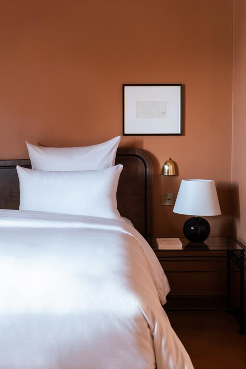 Palette de couleurs terracotta, rose, beige et brun // Hôtel Rochechouart // Chambre avec un mur brun orangé