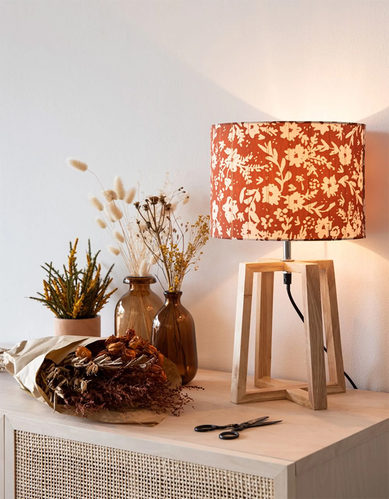 Lampe en hévéa et abat-jour floral - 29,90 € sur Maisons du Monde