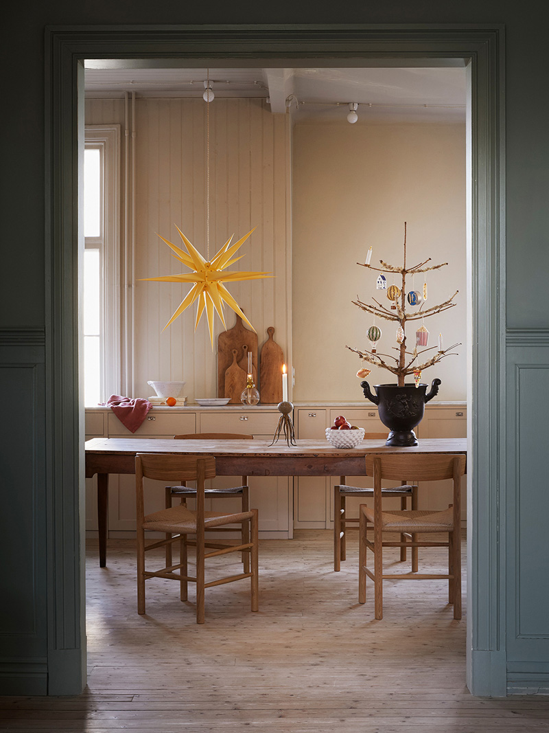Catalogues de Noël 2020 Artilleriet - Décor de Noël scandinave minimaliste dans une cuisine ancienne en bois