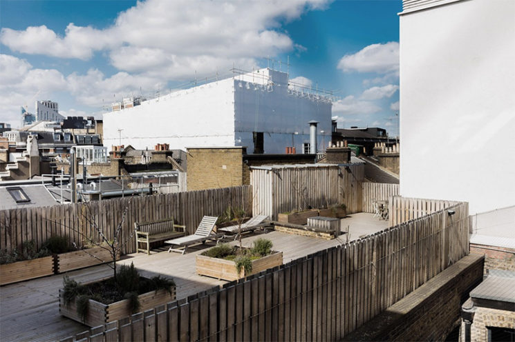 Projet Charlotte Road - Rénovation d'anciens entrepôts victoriens à Londres // Toit terrasse avec des aménagements en bois