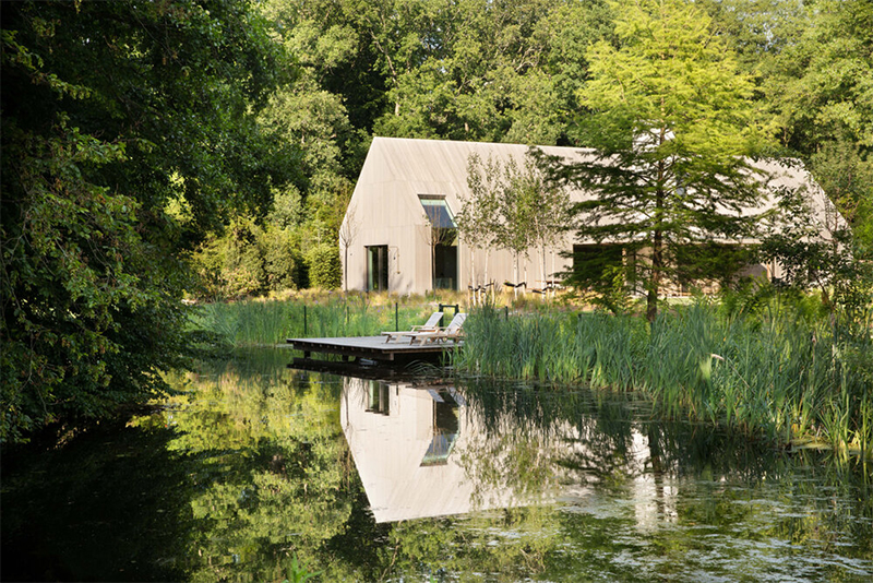 The Dune house par The Loft comme une grange contemporaine au milieu de la nature