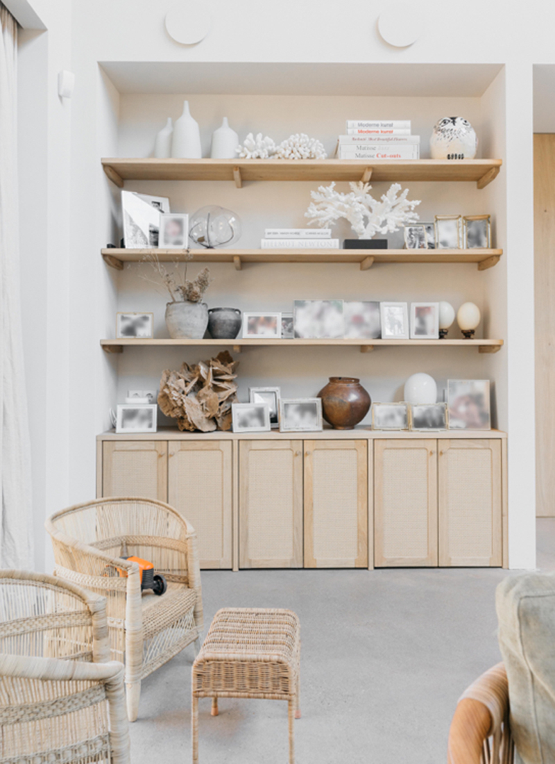 The Dune house par The Loft comme une grange contemporaine // Bibliothèque présentant une collection d'objets natures