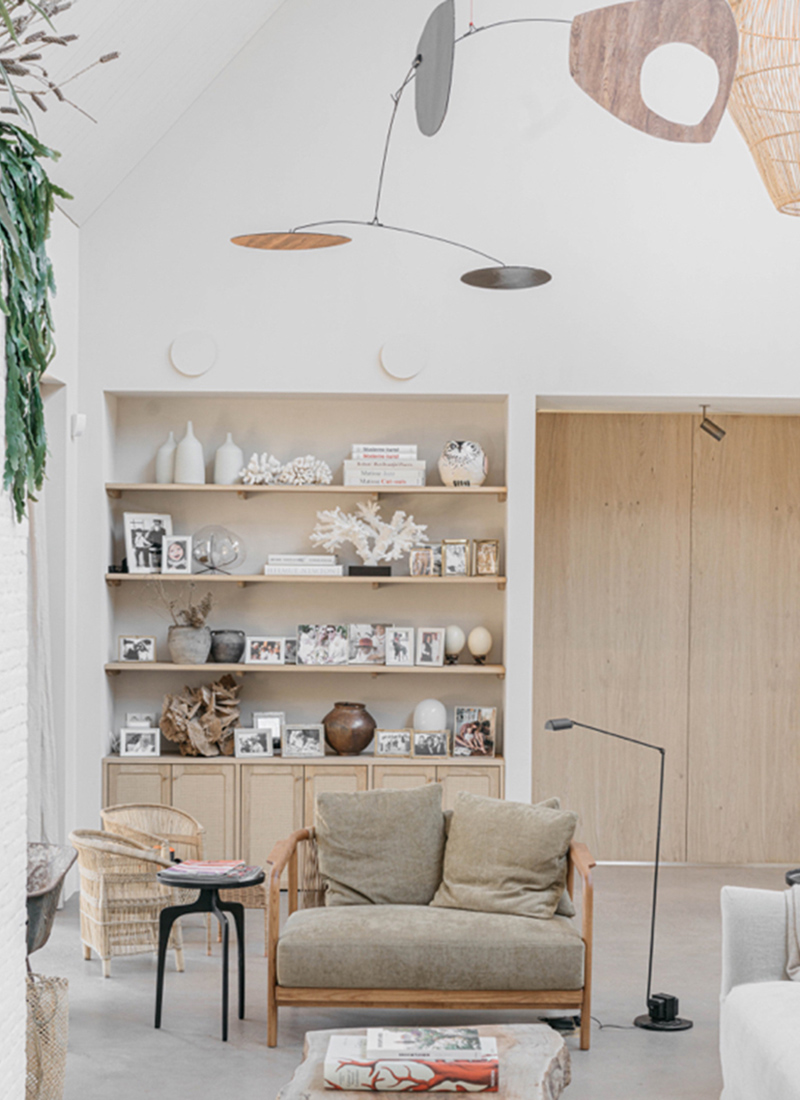 The Dune house par The Loft comme une grange contemporaine // Coin salon à la palette de couleurs et matériaux neutres